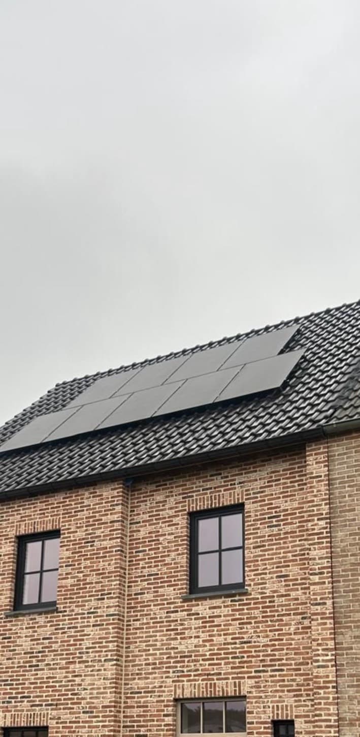 Zwarte Longi-zonnepanelen op een pannendak van een rijwoning, geplaatst door Helder